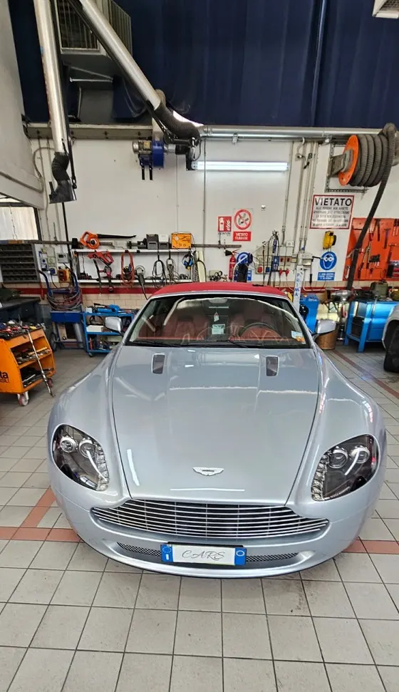 Un’Aston Martin grigia in carrozzeria