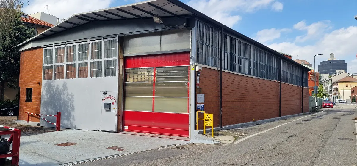 La facciata della Carrozzeria Cars in via Olgiati, con la serranda rossa