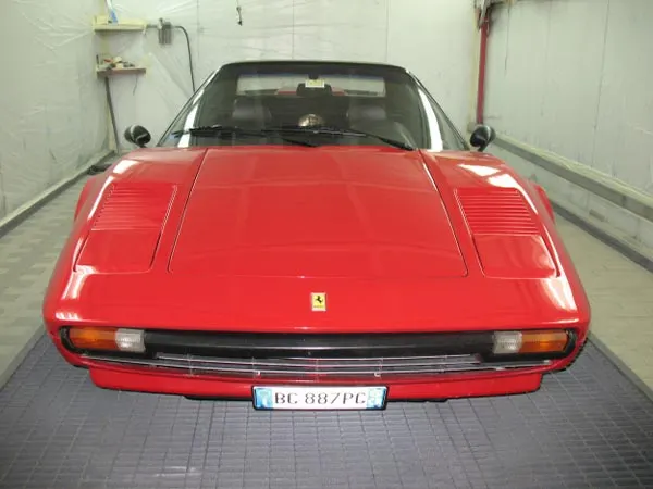 Una Ferrari rossa d’epoca in carrozzeria