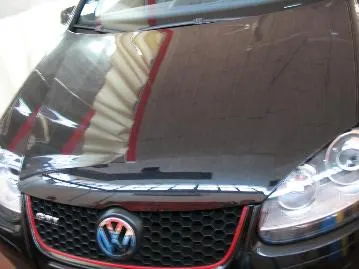 Una Volkswagen nera in officina