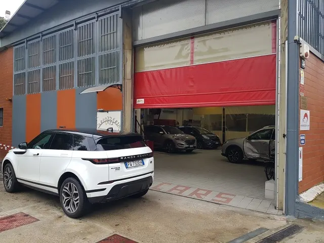 L’ingresso della carrozzeria con un’auto bianca
