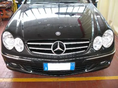 Una Mercedes nera in officina