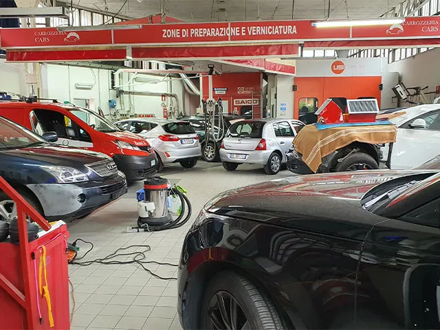 Le postazioni di lavoro con le auto smontate