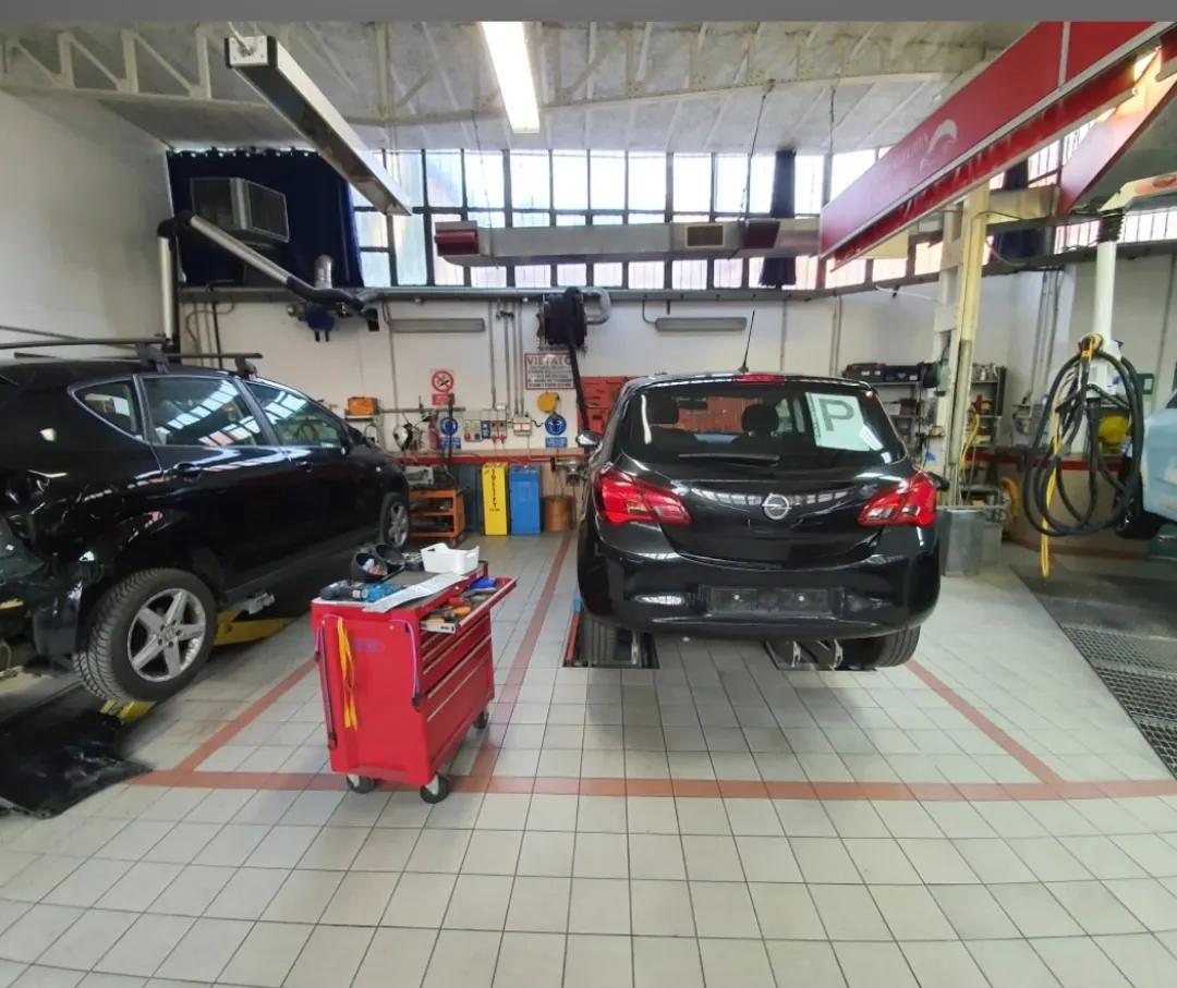 L’officina con le auto in lavorazione